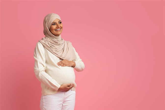 هل على المرأة الحامل الصيام في شهر رمضان؟ إليكِ الإجابة 